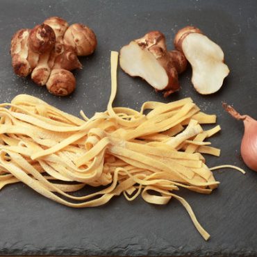 Fettuccine with suchokes and herbs